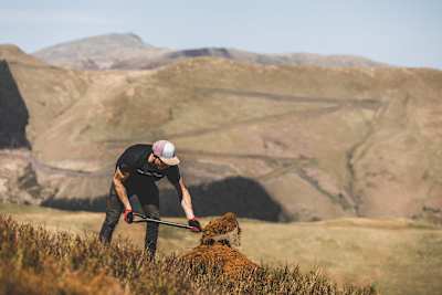 Gee Atherton digging on The Ridgeline 2022 course.