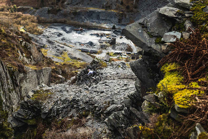 The Slate Line ジー アサートンが廃採石場で超高速mtbダウンヒルライド レッドブル