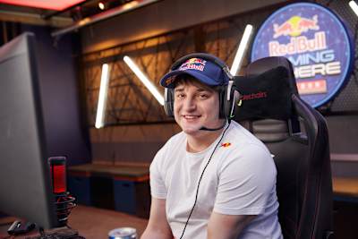 El jugador profesional de Call of Duty: Warzone y streamer Liam 'Jukeyz' Lunt fotografiado en la Red Bull Gaming Sphere de Londres en abril de 2021.