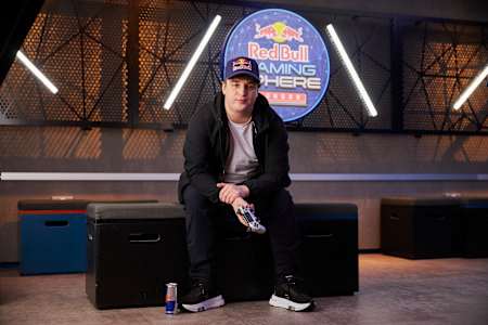 Il campione di Call of Duty Warzone Jukeyz, seduto in una foto alla Red Bull Gaming Sphere