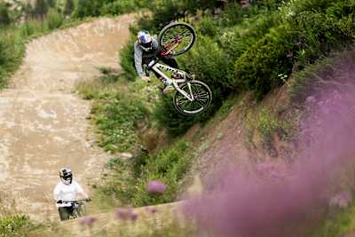 Kade Edwards ride en VTT lors de Paradigm à Châtel, en France. Le Britannique fait partie des rookies de Red Bull Rampage 2026.