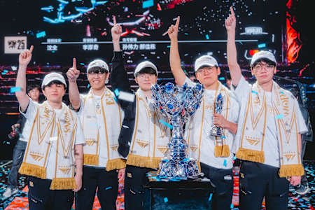 T1 feiert auf der Bühne, nachdem sie bei den League of Legends Worlds 2025 Finals am 08. November 2025 in Chengdu, China, zum Champion gekrönt wurden. 