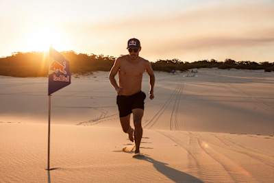 맨발로 달리는 것도 모래사장이라서 가능합니다.