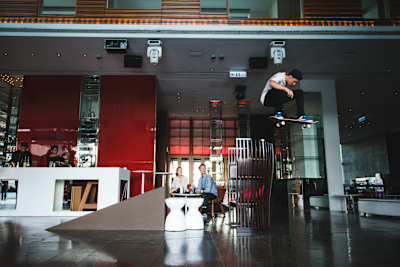 Maxim Habanec plaque un ollie en skate pendant le tournage de la vidéo "Check in with Maxim"au  W Taipei à Taïwan en novembre 2017.