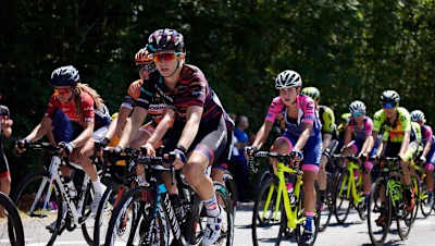 Les cyclistes du Tour de France Femmes 2023 traversen Laguépie sur leur vélo.