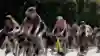 Les cyclistes du Tour de France Femmes 2023 traversen Laguépie sur leur vélo.