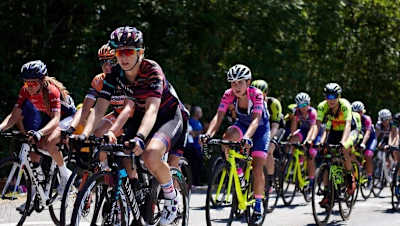 Les cyclistes du Tour de France Femmes 2023 traversen Laguépie sur leur vélo.