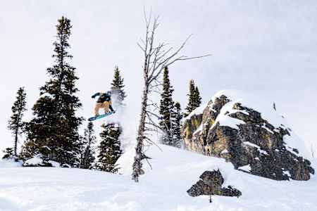 Travis Rice durante las finales del segundo día del Natural Selection Tour en Jackson Hole Mountain Resort, en Jackson, Wyoming, EE.UU., el 9 de febrero de 2021.