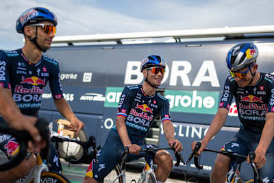 Le cyclistes de l'équipe Red Bull - BORA - hansgrohe pour le Tour de France prennent une pause lors d'un entraînement.