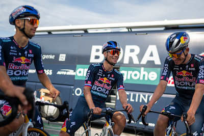 Le cyclistes de l'équipe Red Bull - BORA - hansgrohe pour le Tour de France prennent une pause lors d'un entraînement.