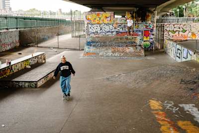 Margielyn Didal et Jake Wooten skatent pendant le tournage de Greetings From au Meanwhile Two Skatepark à Londres.