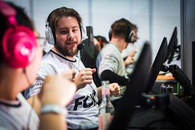 Los jugadores de FOKUS chocando las manos antes del partido en el Red Bull Home Ground 2024 de Berlín.