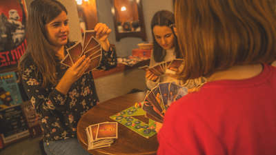 Frente a clásicos más tradicionales encontrarás juegos diferentes como el Dixit
