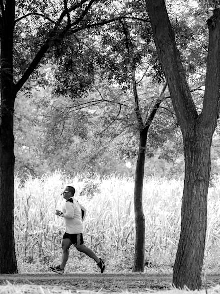 Este hombre tiene un doctorado en superación personal