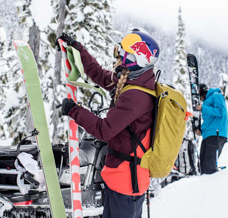 Michelle Parker garde ses mains au chaud pendant qu'elle prépare.