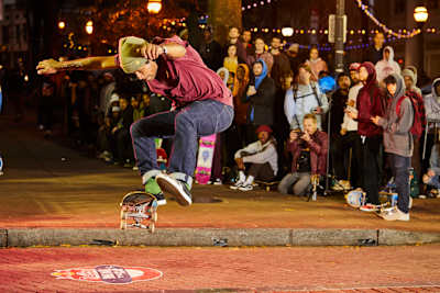 Un skateur fait un ollie pendant le Red Bull Mind The Gap 2019 à Atlanta aux États-Unis.