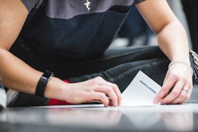 Pilot składa samolot z papieru na Red Bull Paper Wings 2019 w Bratysławie.