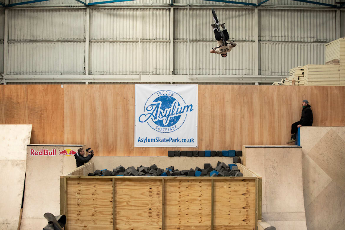 Ο Kieran Reilly εξασκώντας ένα τριπλό flair σε ένα foam pit στο Asylum Skatepark στο Νότιγχαμ στο Ηνωμένο Βασίλειο.