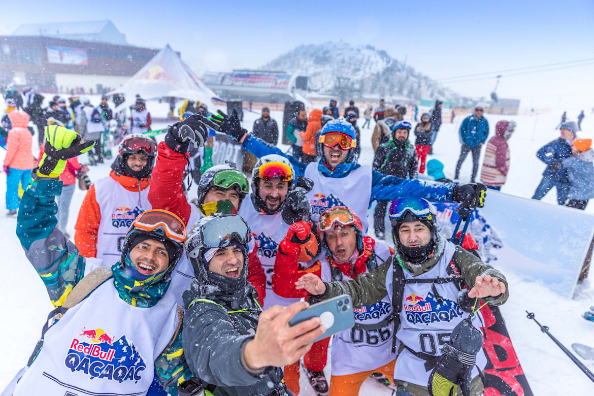 Συμμετέχοντες στο Red Bull Homerun στο χιονοδρομικό κέντρο Shahdag στο Qusar του Αζερμπαϊτζάν στις 5 Φεβρουαρίου 2022.