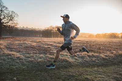 Ultrarunner Tom Evans training on frosty trails