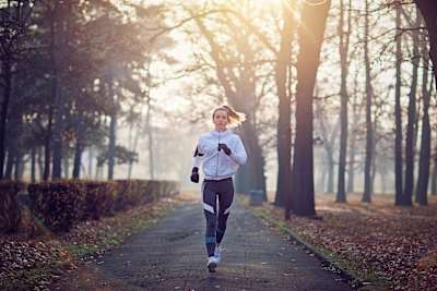 Frau beim morgendlichen Lauftraining.