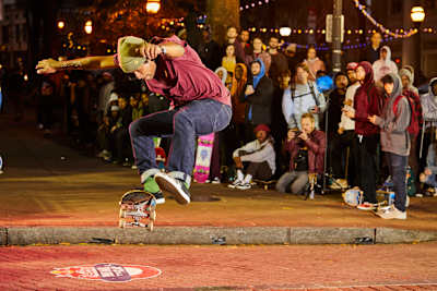Un skateur fait un ollie pendant le Red Bull Mind The Gap 2019 à Atlanta aux États-Unis.