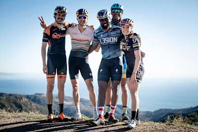 Justin Williams posiert mit Kate Courtney, Colin Strickland, Payson McElveen und Basketballer Reggie Miller. 