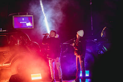 Ibis Jr. og Erika Nielsen præsenterer en af udfordingerne for rapperne til Red Bull Ord mod Ord: BRO/EN.