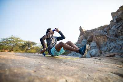 跳繩運動員阿卡什（Akash）正在練習用繩子跳繩。