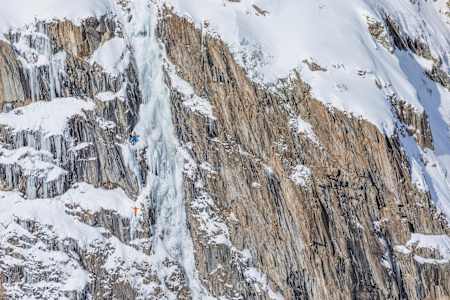 Lukars Irmler and Pablo Signoret on their slackline between two icefalls.