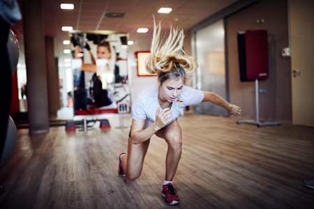 Anna Seidel zeigt die Fitness-Übung Jump Lunges.