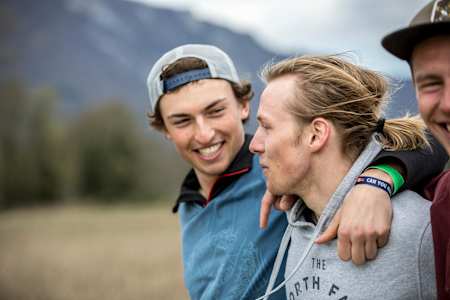 Obejmujący się przyjaciele podczas wycieczki.