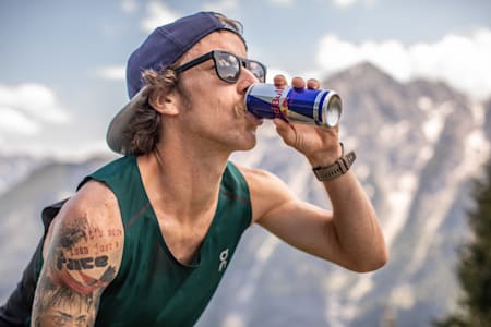 L'ultramarathonien Florian Neuschwander prend une pause lors u marathon de Rossfeld.