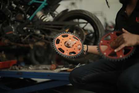 Deepak 'Clutchless' Jishnu displays the sprockets.