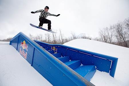 Le snowboardeur Jesse Agustinus lors du Red Bull Slide In Tour à Loon Mountain à Lincoln, New Hampshire, États-Unis, le 11 mars 2019.