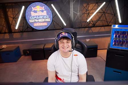 Liam 'Jukeyz' James posa per una foto alla Red Bull Gaming Sphere di London, il 10 Aprile 2021