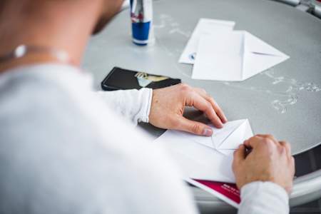 Un competidor pliega un avión de papel en las clasificatorias Red Bull Paper Wings 2019 en Bratislava.