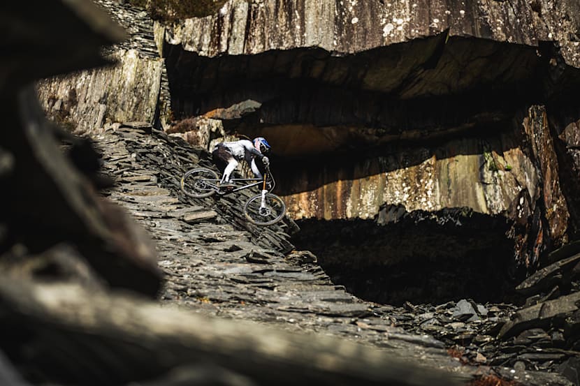The Slate Line ジー アサートンが廃採石場で超高速mtbダウンヒルライド レッドブル