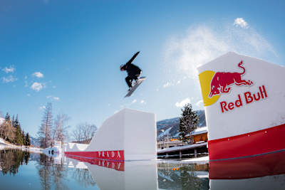 Pierre Vaultier s’envole en snowboard au-dessus d’un pumptrack spectaculaire sur un lac gelé à Serre Chevalier.