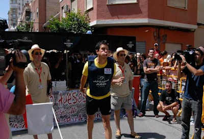 Lanzamiento de huesos de aceituna