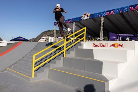Luca Rabelo Nosebluntslides the 'Yellow Line' handrail at Red Bull Rio Conquest.