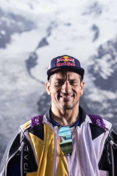 Le pilote de wingsuit Fred Fugen devant le Mont-Blanc. 