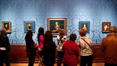 Retratos pendurados num museu na Holanda.