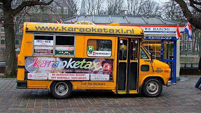 Autocarro amarelo com karaoke em Den Haag, Holanda.