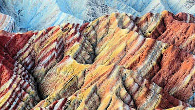 Camadas multicoloridas no Danxia National Geological Park.