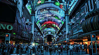 Teto de ecrã de vídeo de Las Vegas com a multidão em baixo.