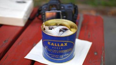 Lata de Surströmming - uma iguaria sueca feita de peixe salgado e fermentado.