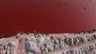 Vista aérea de barcos no lago vermelho.