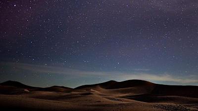 Céu cheio de estrelas sobre o deserto.