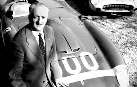 El gran Enzo Ferrari, con uno de sus coches de Sport, F1.